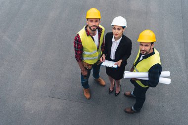 kadın mühendis ve Pano ve planları ile erkek işçiler genel gider görünümünü