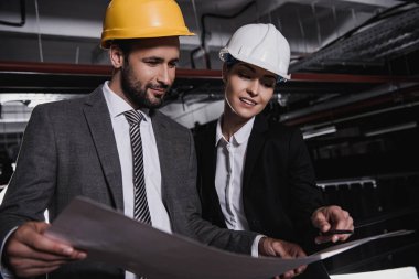 mühendisleri takım elbise ve kavganın planı ile çalışma