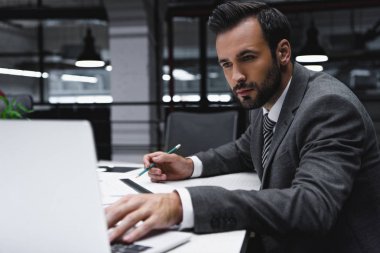 planları ve laptop Office ile çalışan erkek mühendisi 