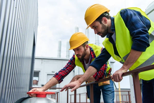 Two Architects Safety Vests Hardhats Working Construction — Stock Photo, Image