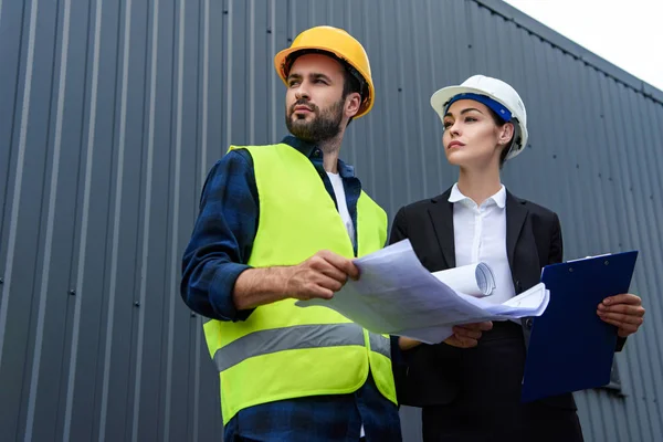 Ingegnere Donna Operaio Maschio Con Cianografie Appunti Guardando Alla Costruzione — Foto Stock