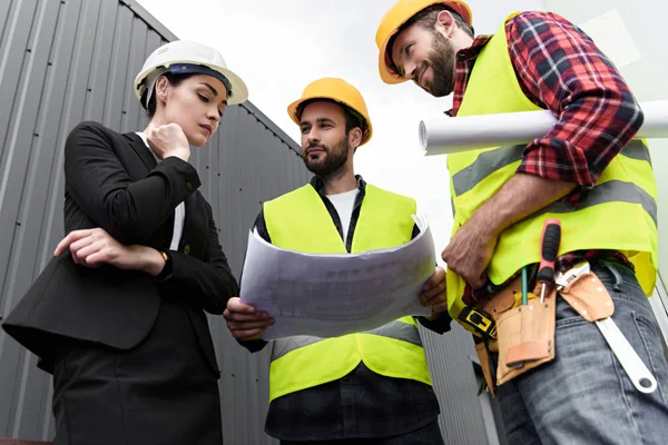 Bottom View Female Engineer Male Workers Blueprints Construction — Stock Photo, Image