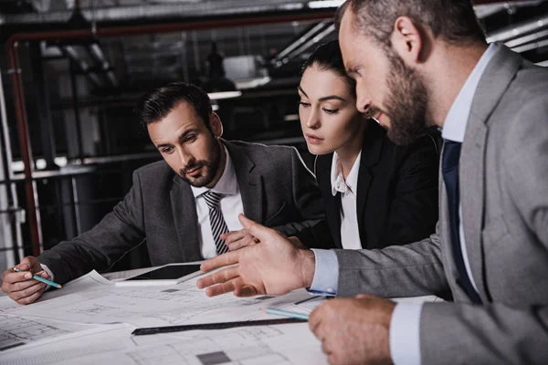 Architetti Ingegneri Giacca Cravatta Che Lavorano Insieme Con Cianografie Sulla — Foto Stock