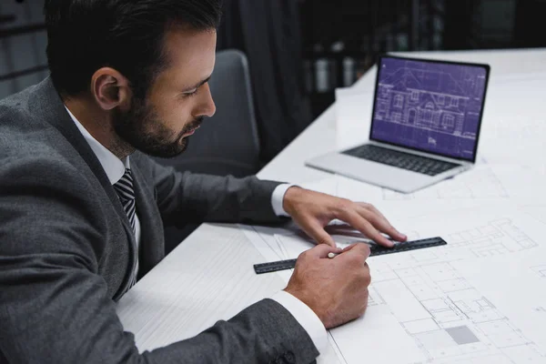 Ingeniero Masculino Que Trabaja Con Planos Portátil —  Fotos de Stock