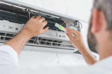 seçici odak fırça ile Klima Temizleme tamirci