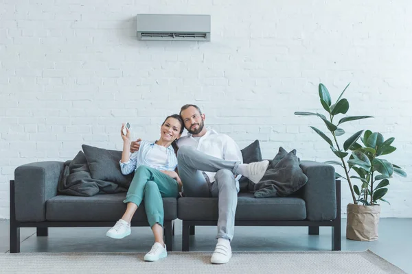 Paar Airconditioner Inschakelen Tijdens Zomerhitte Thuis — Stockfoto