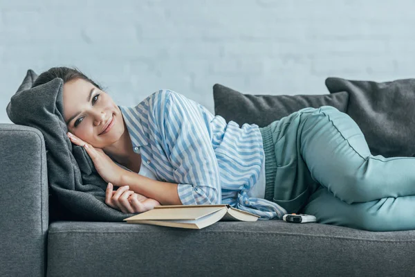 Mulher Sorridente Relaxante Sofá Com Livro — Fotografia de Stock