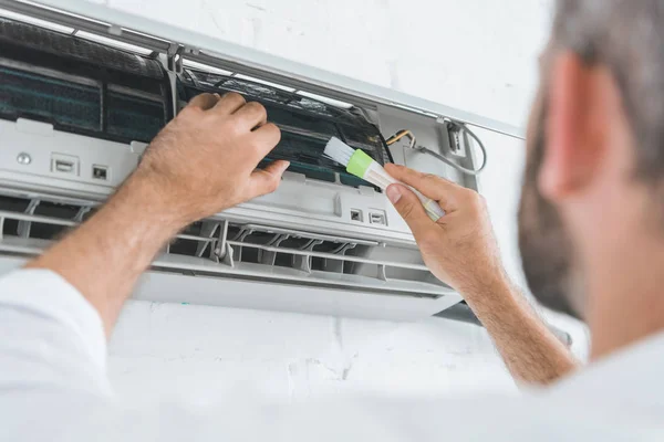 Selectieve Aandacht Van Reparateur Reinigen Airconditioner Met Borstel — Stockfoto