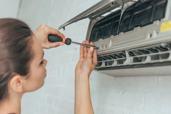 Female Worker Repairing Air Conditioner Screwdriver — Stock Photo, Image