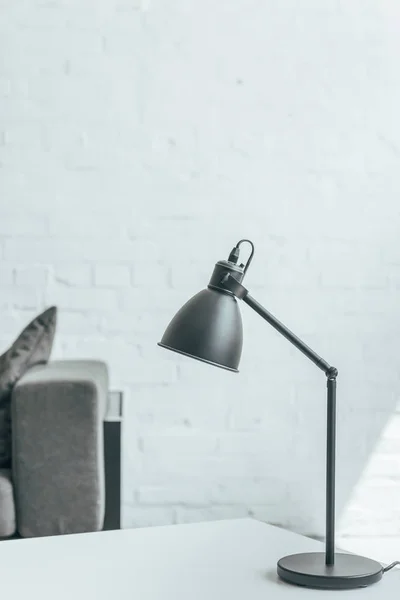 Чорна Лампа Стоїть Столі Кімнаті Сірим Диваном — Безкоштовне стокове фото