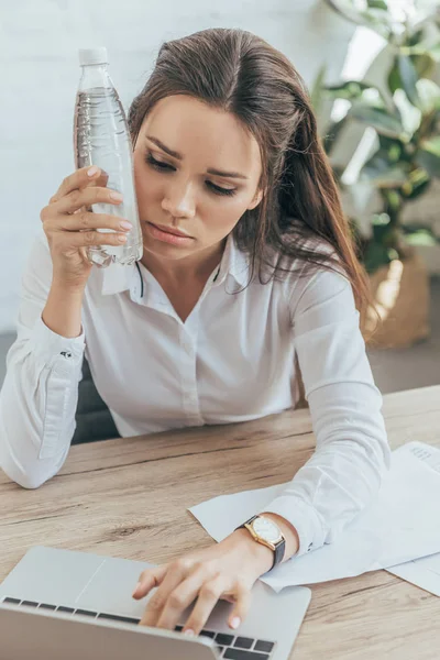 Businesswoman Hot Office Using Laptop Cooling Herself Cold Bottle Water — Stock Photo, Image