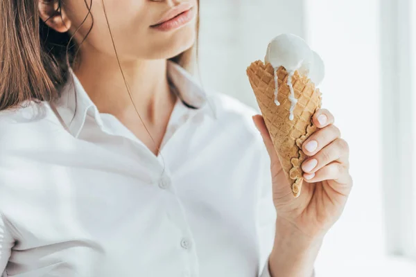 Kadın Holding Eritme Dondurma Koni Kırpılmış Görünümü — Stok fotoğraf