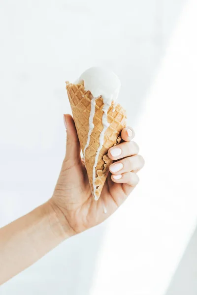 Abgeschnittene Ansicht Der Weiblichen Hand Mit Schmelzendem Eis Kegel — Stockfoto
