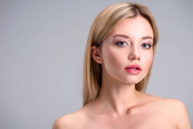gri izole kamera bakıyor güzel sarışın genç kadın