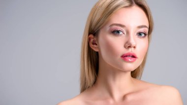 gri izole kamera bakarak çekici sarışın genç kadın