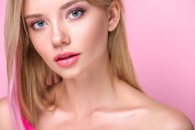 yakın çekim portre renkli saç ayrılmaktadır pink izole kamera bakıyor olan güzel kadın