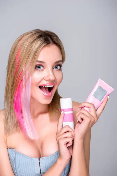 Podekscytowany Młoda Kobieta Kolorowych Bob Cięcia Przytrzymując Dostaw Pielęgnacja Włosów — Zdjęcie stockowe