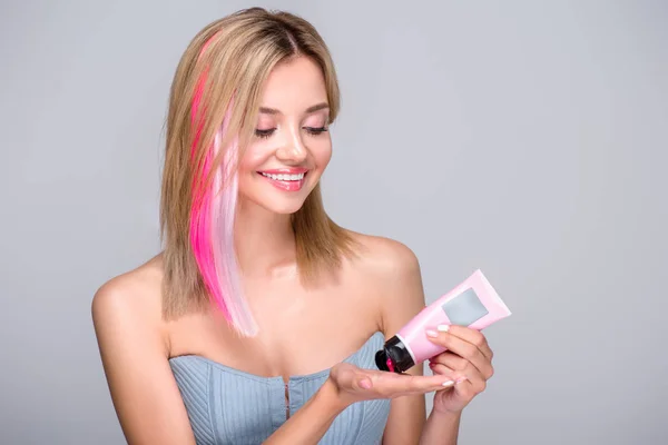 Улыбающаяся Молодая Женщина Наливает Розовый Цвет Волос Тоник Руку Изолированы — стоковое фото