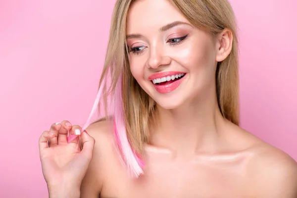 カラフルな髪の毛ピンクに分離と幸せな若い女のクローズ アップの肖像画 — ストック写真