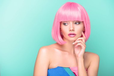 pembe Bob'la düşünceli genç kadının uzakta izole turkuaz üzerinde seyir kesip