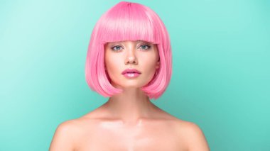 Turkuaz üzerinde izole kamera bakarak pembe bob ile kendine güvenen genç kadın kesmek