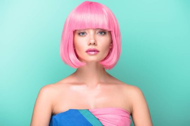 pembe Bob'la genç kadının üzerinde turkuaz izole kamera bakarak kesip