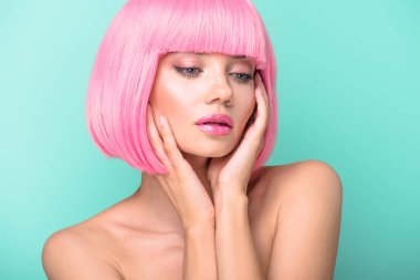 pembe bob ile şehvetli genç kadının üzerinde izole turkuaz kesip