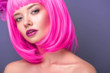 violet izole kamera bakarak pembe bob çekici genç kadın kesmek
