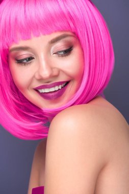 gülümseyen genç kadın pembe bob ile yakın çekim portre üzerinde izole mor kesmek