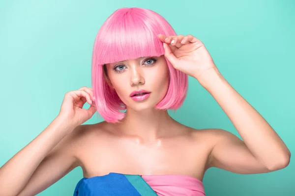 Sensuele Jongedame Met Roze Bob Gesneden Kijken Camera Geïsoleerd Turquoise — Stockfoto