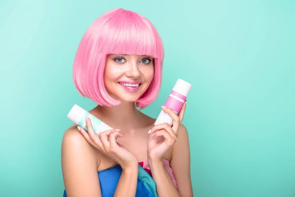 Красива Молода Жінка Рожевим Різанням Бобу Тримає Банки Фарбування Волосся — стокове фото