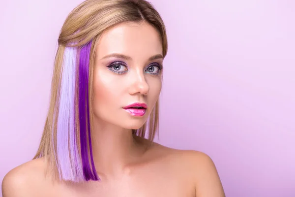 スタイリッシュな化粧と紫髪の毛紫に分離カメラ目線でスタイリッシュな若い女性のクローズ アップの肖像画 — ストック写真