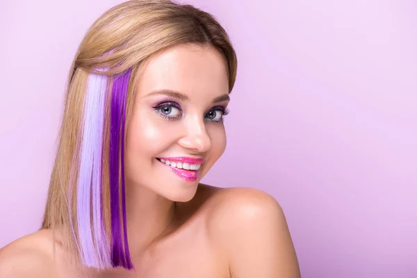 Retrato Cerca Joven Feliz Con Maquillaje Elegante Hebras Pelo Púrpura — Foto de Stock