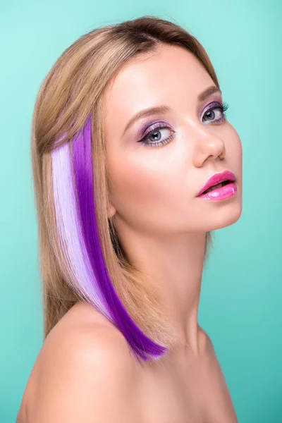 Atractiva Mujer Joven Con Cabello Encorvado Con Hebras Púrpuras Mirando — Foto de Stock