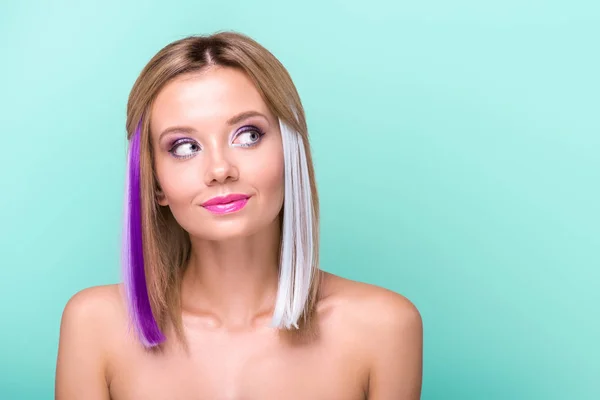 Kobieta Zatroskana Nitkami Kolorowe Włosy Patrząc Hotelu Niebieskim Tle — Zdjęcie stockowe