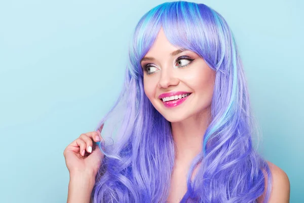 Sorrindo Jovem Mulher Com Cabelo Azul Encaracolado Olhando Para Longe — Fotografia de Stock
