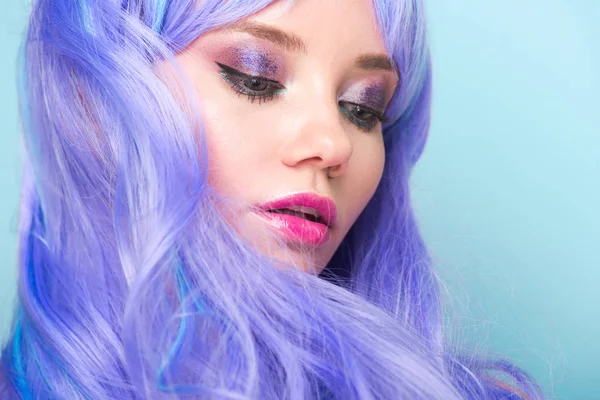 Retrato Cerca Atractiva Mujer Joven Con Pelo Rizado Azul Aislado — Foto de Stock