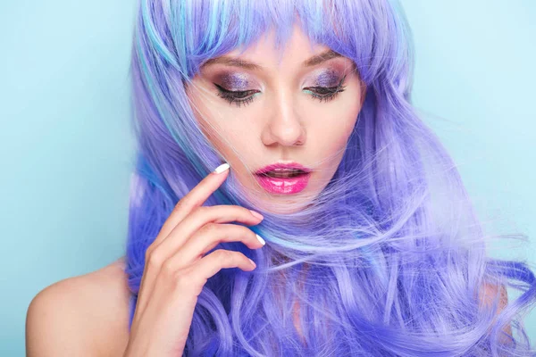 Close Retrato Bela Jovem Com Cabelo Azul Encaracolado Isolado Azul — Fotografia de Stock