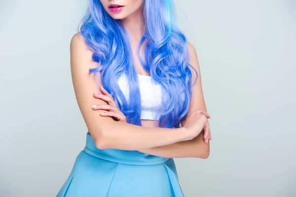 Gri Izole Parlak Mavi Saçlı Genç Kadının Kırpılmış Atış — Stok fotoğraf