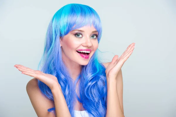 Animado Jovem Mulher Com Cabelo Azul Brilhante Isolado Cinza — Fotografia de Stock