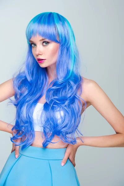 Jovem Mulher Séria Com Cabelo Azul Brilhante Com Braços Akimbo — Fotografia de Stock