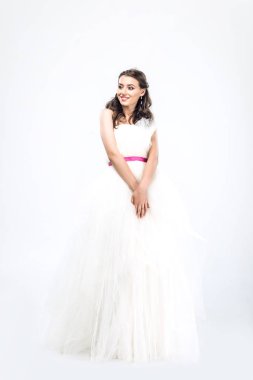 gülümseyen Genç gelin gelinlik beyaz