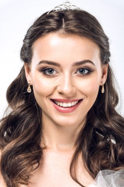 gülümseyen Genç gelin gelinlik küpe ve üzerinde beyaz izole taç ile yakın çekim portresi