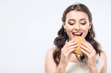 mutlu genç gelin gelinlik beyaz izole hamburger yemek