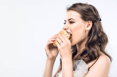 aç genç gelin gelinlik beyaz izole hamburger yeme yakın çekim portresi