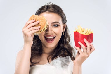 mutlu genç gelin gelinlik hamburger ve patates kızartması ile üzerine beyaz izole