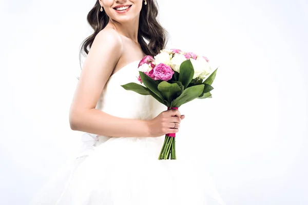 Schnappschuss Einer Lächelnden Jungen Braut Brautkleid Mit Blumenstrauß Auf Weißem — Stockfoto