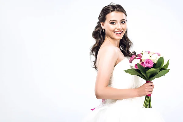 白で隔離ブーケとウェディング ドレスで美しい若い花嫁 — ストック写真