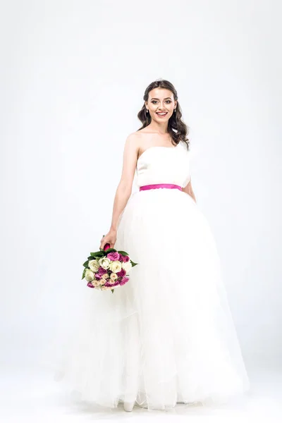 Jeune Mariée Souriante Robe Mariée Avec Bouquet Sur Blanc — Photo