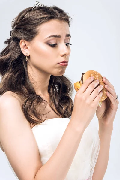 Triste Jeune Mariée Robe Mariée Regardant Hamburger Dans Les Mains — Photo